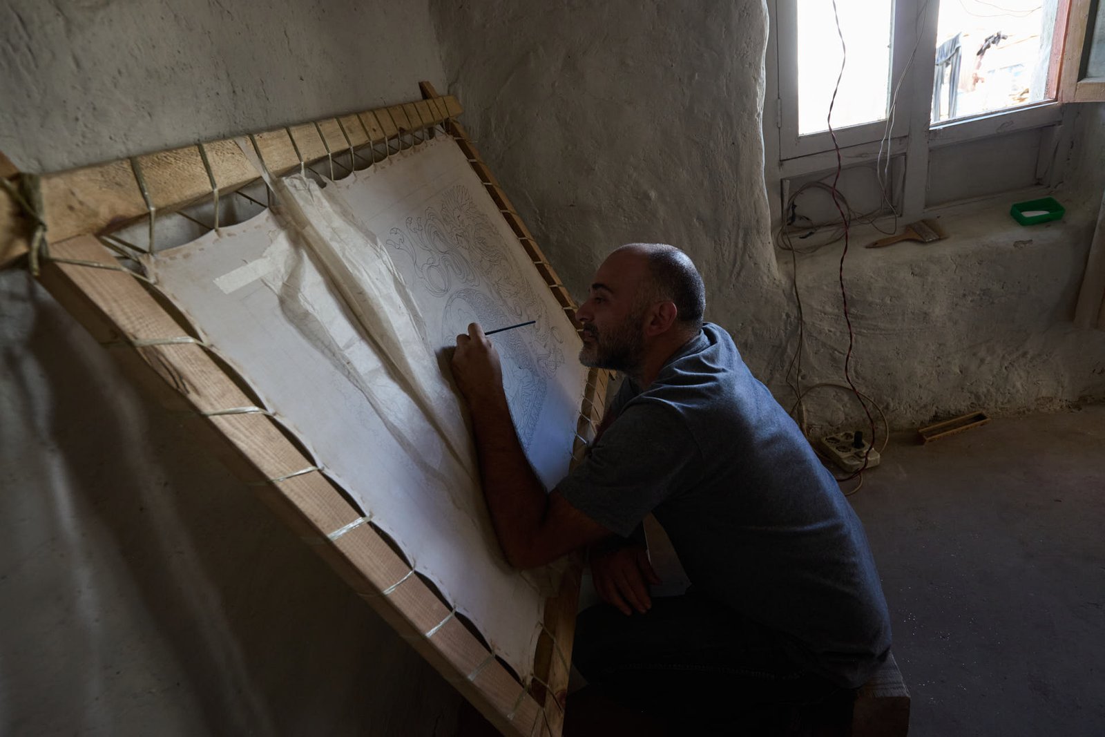 Luigi Fieni painting a thangka