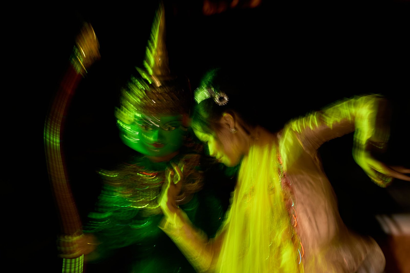 myanmar traditional dancers